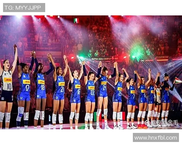 足球球星赛场边巧妙花式玩水瓶引发观众热烈讨论